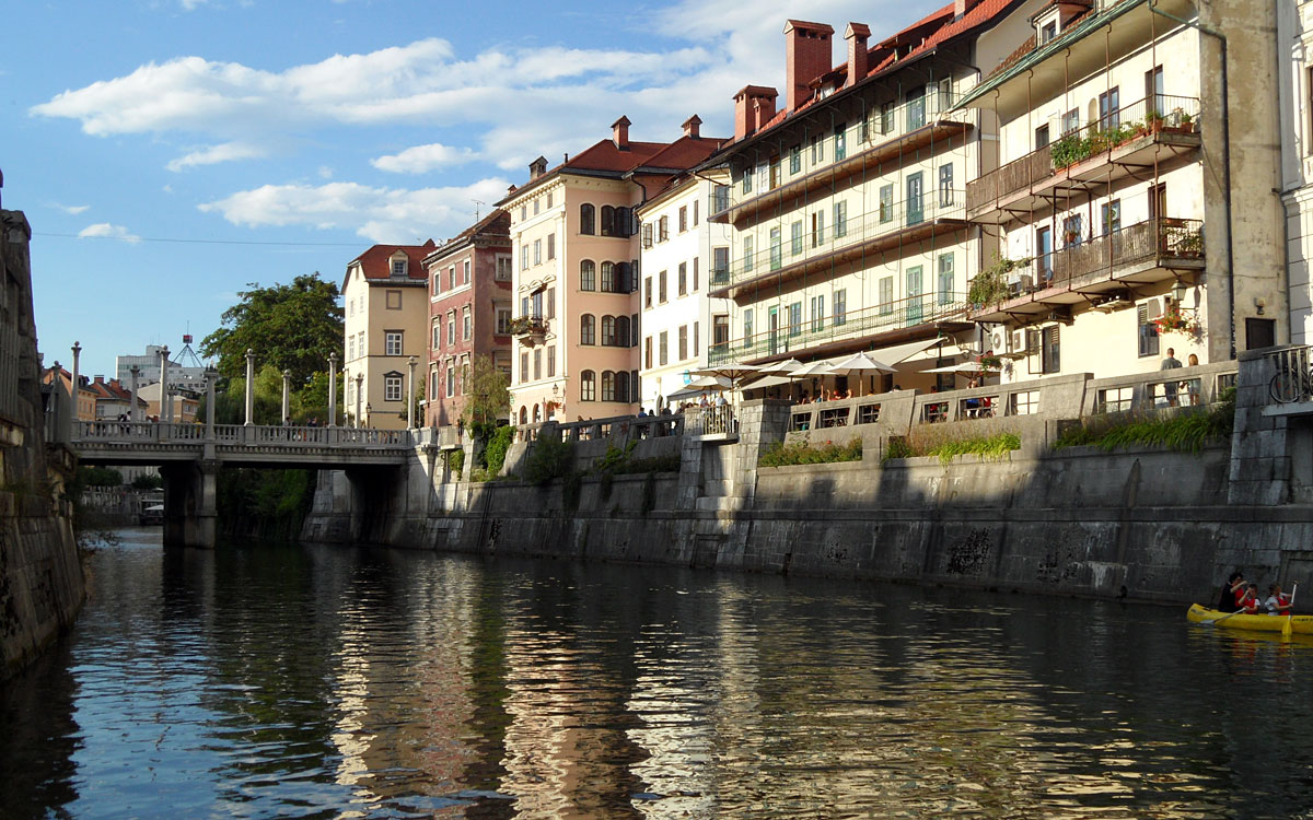 Bootsfahrt auf der Ljubljanica mit Blick auf die Schusterbrücke in Ljubljana, Slowenien