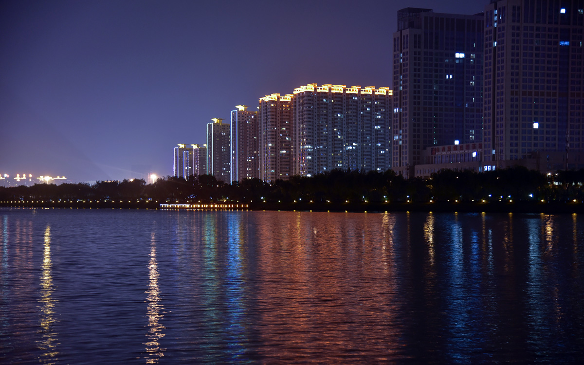 Die Skyline von Taiyuan in China am Abend